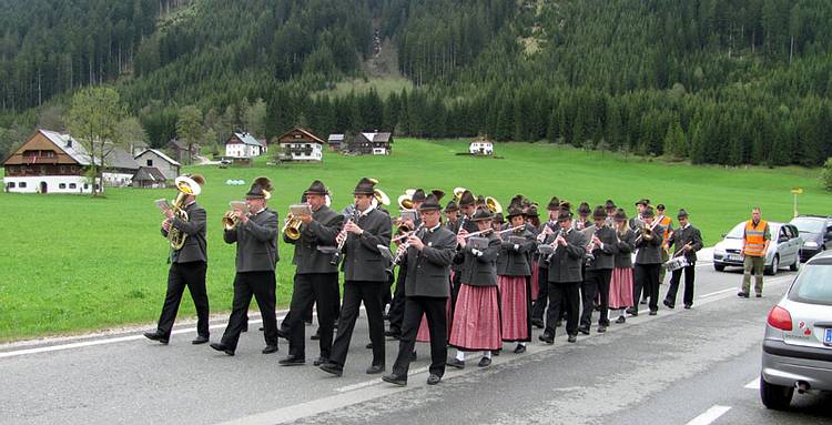 Weckruf Blasmusik Gosau - Begeleitschutz durch die FF Gosau