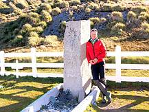 Walter Laserer am Grab von Sir Ernest Shakleton