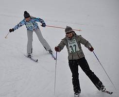 Schweighofer Diana k�mpft sich um die Kurve Biathlon-Siegerin und Zweite der Damenklasse Roth Julia vor Laimer Kathrin