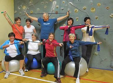 Bewegung f�r die Wirbels�ule mit Pezziball und Theraband