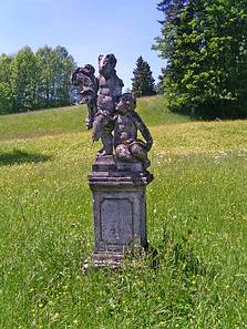 Engelskulpur im früheren Schlosspark, Erinnerung an das Gosauer Jagdschloss, Foto Anni Ringer