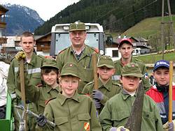 die fleissige Feuerwehrjugend mit ihrem Kommandant
