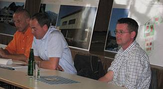 Johann und Peter Esteie mit Arch. Otmar Essl, ganz links