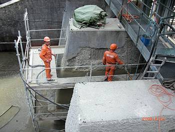 Betonarbeiten beim Stausee