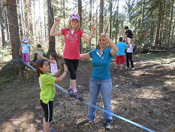 mit der AV Chefin Betty geht es sicher �ber die Slackline
