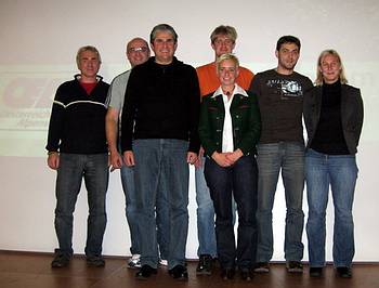 Das Junge Team des AV Ortsgruppe Gosau, vorne Dr. Fritz Vierthaler mit Nachfolgerin Bettina Jehle hinten: Christian Wallner, Karl Posch, Christian Gamsj�ger, Alexander Eder, Daniela Schweighofer