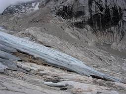 Linker Zungenbereich: hier ist der Rückgang derzeit am Stärksten, im Bildhintergrund rechts sind die Schneefelder unterhalb der Schneebergwand zu sehen, diese sind schon seit einiger Zeit von der Gletscherfläche getrennt.