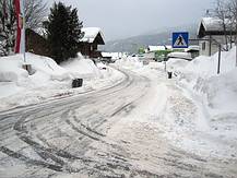 Auch bei bei Schneefahrbahn Schutzweg beachten