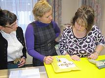 Beata Zieher und Petra Gamsj�ger mit der helfenden Postfachfrau