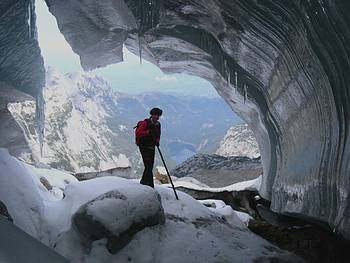 Eistunnel im Grossen Gosaugletscher