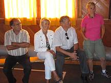 B�rgermeister Gerhard Gamsj�ger mit Gattin Sonja informiert sich