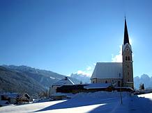 Winter in Gosau, Kath. Kirche mit Gosaukamm