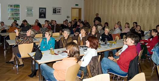 viele Besucher interessieren sich f�r den Alpenverein Ortsgruppe Gosau