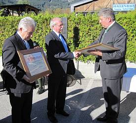 Übergabe der Ehrenurkunde, in Handarbeit hergestellt von OSR Alois Groiss