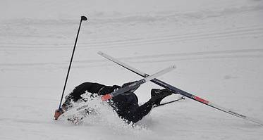 � autsch � gottseidank ist der Schnee sch�n weich � Gamsj�ger Jakob nimmt eine Bodenprobe