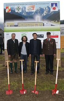 B�rgermeister Gerhard Gamsj�ger mit Architekten und Feuerwehrkommandant Fritz Posch