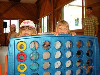 in der Eisstockhalle warten verschieden Spielstationen