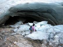 riesiges Gletschertor am Gosaugletscher