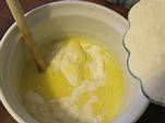 Milch, Salz, Mehl mit der Fl�ssigkeit verr�hren