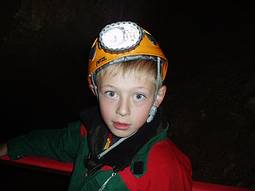 Junger H�hlenforscher