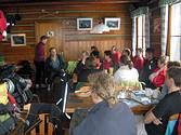 Teilnehmer beim theoretischen Teil der Lawinenübung in der Gablonzerhütte