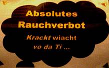 vorbildlich f�r Feuerwehr und Gesunde Gemeinde, geraucht wird vor der T�r...
