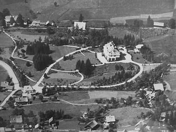 Jagdschloss mit dem herzförmige Zufahrtsweg, Foto Gemeinde Gosau