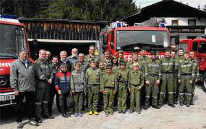 die Gosauer Feuerwehrleute mit B�rgermeister Gerhard Gamsj�ger