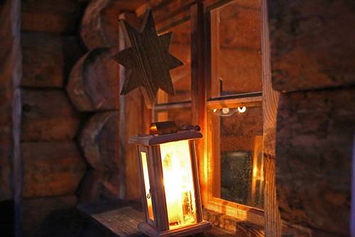 Laternenlicht und Kerzenschein stimmen hier auf Weihnachten ein