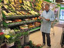 Erinnerung an den alten Konsum, Josef Wallner beim Obst