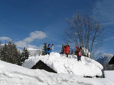 Auch die Nachbarskinder helfen schon beim Schnee abschaufeln.