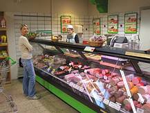 Karin Moser beim Fleisch-Wurstbereich