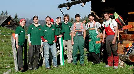 junge engagierte Menschen arbeiten und helfen