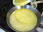 Teigmasse in heisser Butter ausbacken