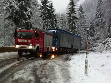 h�ngen gebliebener Sattelzug wird von der Gosauer Feuerwehr wieder fahrbereit gemacht