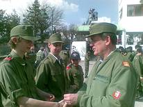 Abschnittskommandant BR Schiendorfer �berreicht Daniel Spielb�chler (Sch�tt Peter) das Wissenstestabzeichen in Silber. Wir gratulieren herzlich.