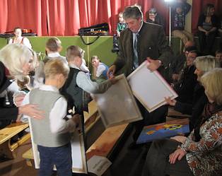 der Bürgermeister erhält Kunstwerke für die Amtsstube