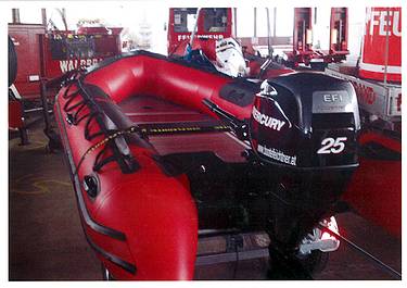 ein knallrotes Gummiboot f�r die Freiwillige Feuerwehr in Gosau