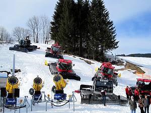 Schneekanonen und Pistenfahrzeuge