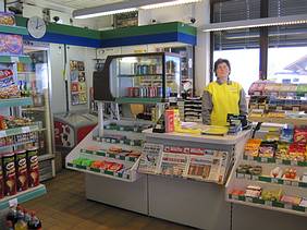 Elisabeth Egger im Shop bei der Avanti Tankstelle
