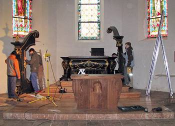 Der Altar wird abmoniert