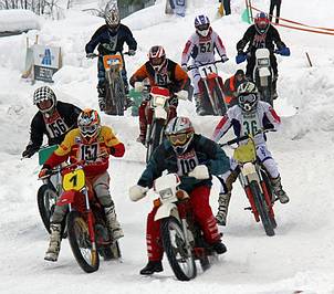 Schneefont�nen, dampfende Auspuffe und heulende Motoren