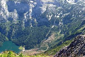 Blick vom Mitterkogel zum Hinteren Gosausee mit der gut sichtbaren Schneise der Brotgrabenllawine