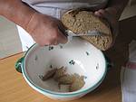 Brot dünn schneiden und salzen