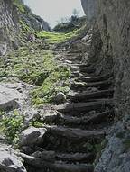 steiler versichter Abstieg durch die Durchgangsschlucht
