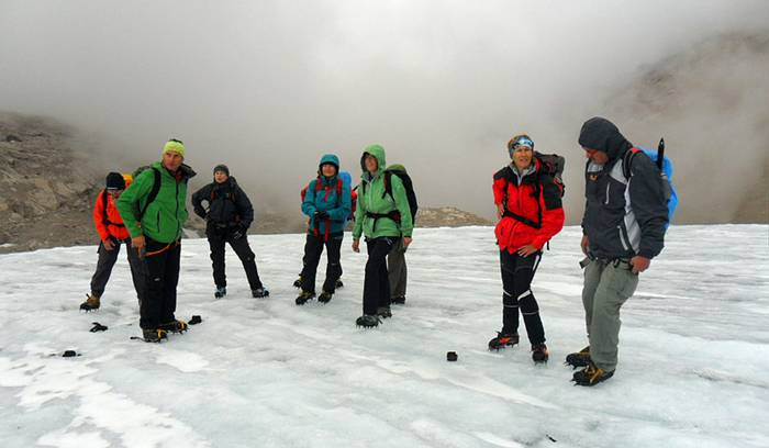 Gletscherkurs des AV Gosau auf der Adamekh�tte, die Teilnehmenden auf dem Gosaugletscher