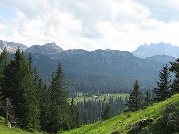 Blick von der Hohen Scheibe zum Gosaukamm unten die Plankensteinalm