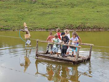 und auf dem Almteich gibts das Floss, wir Wichtel können nicht schwimmen
