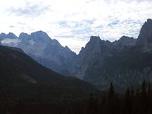 Nach zwei Stunden Wanderzeit �ffnet sich die Aussicht zum Dachstein und Gosaukamm