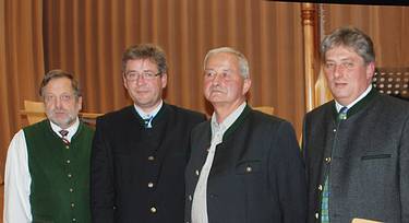 v.l.n.r: Josef Daxinger (neuer Direktor der MHS Gosau, RR. Robert Thalhammer, OSR Hans Hinterer, Bgm. Gerhard Gamsj�ger